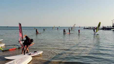 Jastarnia,-Polonia,-12-De-Julio-De-2022:-Tablas-De-Windsurf-Y-Cometas-En-Una-Playa