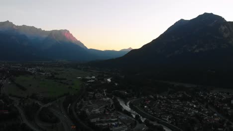 Drohnenaufnahmen-Der-Atemberaubenden-Schönheit-Der-Bayerischen-Alpen-Mit-Dieser-Sammlung-Hochwertiger-Stockvideos-Mit-Majestätischen-Berggipfeln