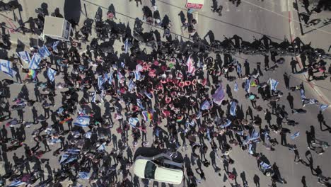 Hundreds-of-Israelis-protesting-against-the-government-and-blocking-a-central-intersection-in-Tel-Aviv