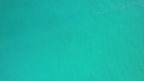 Der-Aquablaue-Hintergrund-Verwandelt-Sich-In-Den-Blick-Auf-Die-Sommerliche-Strandbucht-Von-Fuengirola