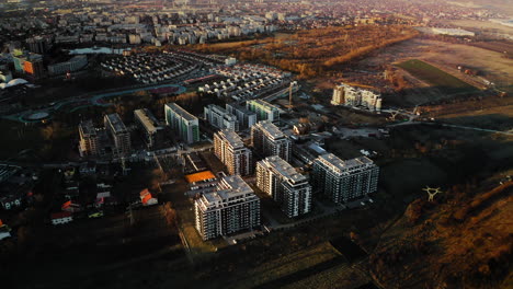 Vista-Aérea-De-La-Nueva-Zona-Residencial-Moderna-Con-Lujosos-Apartamentos-En-Rumania-Al-Atardecer