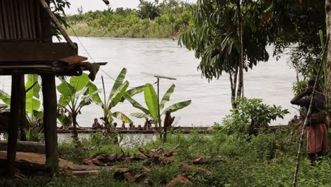 Einheimische-Kommen-Mit-Einem-Kanu-Im-Dschungel-Von-Papua-In-Ihr-Dorf
