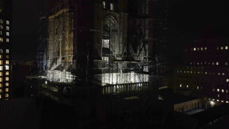 Ascending-aerial-view-close-to-the-illuminated-Riverside-church,-in-New-York,-USA