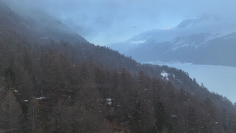 Drohnen-Dolley-Schoss-Während-Eines-Schneesturms-In-Der-Schweiz-über-Einen-Wald