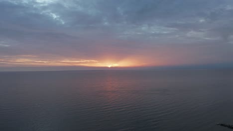 Drohnenaufnahme-Eines-Ruhigen-Sonnenuntergangs-Am-Meer,-Estland,-Bunte-Wolken-In-4K