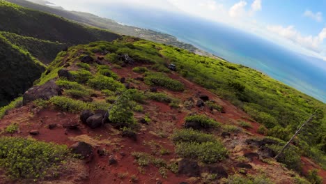 Hawaiis-Smaragdgrüne-Gipfel-Und-Saphirblaue-Meere,-Aufgenommen-Per-FPV-Aufnahme