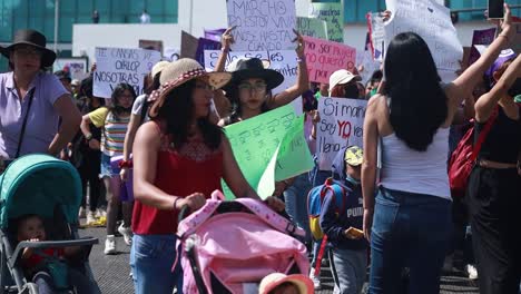 Mujer-Marchando-En-La-Marcha-Del-Día-De-La-Mujer