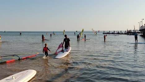 Jastarnia,-Polonia,-12-De-Julio-De-2022:-Tablas-De-Windsurf-Y-Cometas-En-Una-Playa