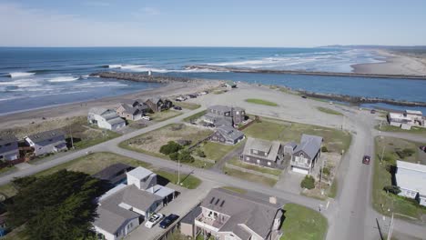Remarkable-4k-descending-aerial-view-of-Bandon-Oregon-beachfront-luxury-properties-and-lighthouse