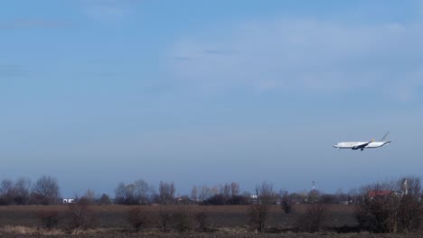 Seitenansicht-Eines-Frachtflugzeugs,-Das-Sich-Langsam-Vor-Der-Landung-Bewegt