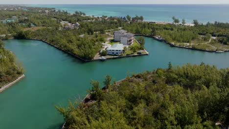 Aerial-view-over-nature-and-holiday-villas,-towards-the-Lucaya-beach,-in-Freeport,-Bahamas