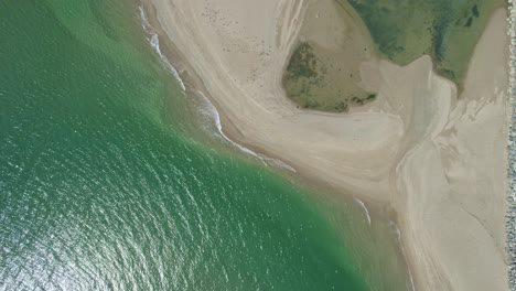 Grünes-Meer-Und-Goldener-Sand,-Cullenstown,-Wexford,-Irland