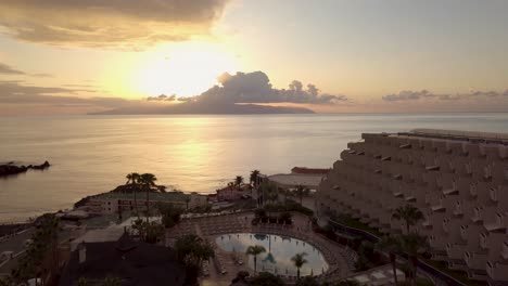 Luftaufnahme-Des-Atemberaubenden-Sonnenuntergangs-Auf-Teneriffa-über-Dem-Meer-Mit-Blick-Auf-La-Gomera,-Gran-Canaria,-Spanien,-Urlaubsziel