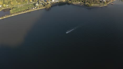 Schnellboot-Fährt-Durch-Den-Hudson-River,-Luftbild-4k