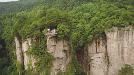 Touristen-Genießen-Einen-Dramatischen-Blick-Auf-Vertikale-Felstürme-Aus-Sandstein,-China