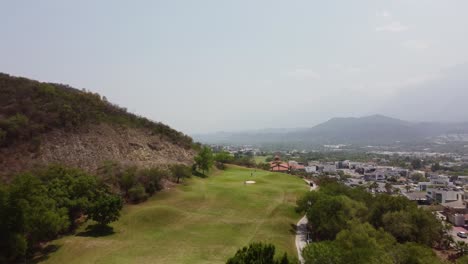 Fotografía-Aérea-Sobre-Golfistas-Jugando-Una-Ronda-De-Golf-En-Un-Campo-Nuevo