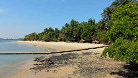 Beach-on-the-idyllic-island-of-Rubane-with-blue-water-and-no-people,-with-its-beautiful-green-landscape-of-palm-trees