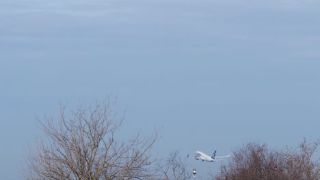 Tarom-Flugzeug-Beim-Start-Vom-Kleinen-Flughafen