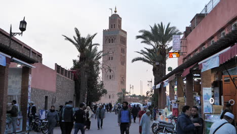 Mezquita-Koutoubia-Y-Vida-En-La-Calle-Medina-De-Marrakech,-Cámara-Lenta