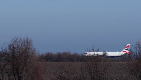 Avión-De-British-Airways-Preparándose-Para-La-Salida-En-Un-Pequeño-Aeropuerto