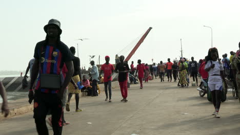 In-Bunten-Farben-Gekleidete-Afrikanische-Menschen-Bewegen-Sich-Im-Hafen-Von-Bandim