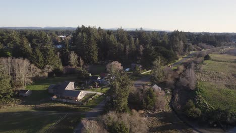 Stunning-4K-aerial-dolly-of-luxurious-cabin-getaways-in-Bandon-Oregon