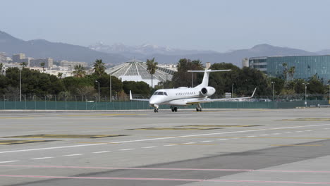 Privatjet-Embraer-Legacy-600,-Der-Nach-Der-Landung-In-Nizza-Am-Europäischen-Flughafen-Ankommt