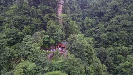 Die-Luftaufnahme-Steigt-Zum-Aussichtspunkt-Des-Tourismusshops-Im-Zhangjiajie-Naturpark-Hinab