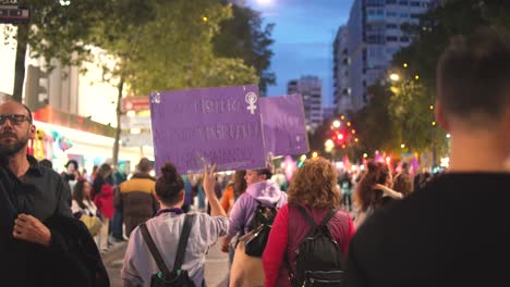 Murcia-Spanien---8.-März-2023:-Demonstration-Zum-Frauentag,-Parade-Auf-Der-Straße-Gran-Via-In-Der-Stadt-Murcia,-Wo-Viele-Frauen-Gleichheit,-Freiheit-Und-Menschenrechte-Fordern