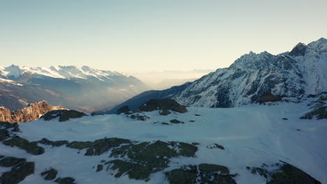 Im-Winter-über-Schneebedeckte-Berge-Fliegen-Und-Ein-Wunderschönes-Tal-Enthüllen