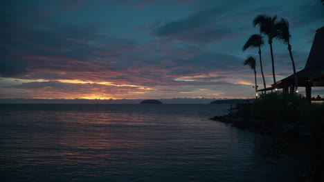 Wunderschöner-Sonnenuntergang-Am-Strand-Von-Tanjung-Aru-Im-Shangri-La-Resort-An-Der-Sunset-Bar-Kota-Kinabalu,-Sabah,-Malaysia