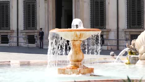 Fuente-En-Piazza-Colonna,-Roma,-Italia