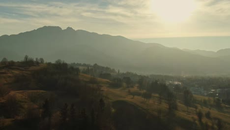 Panorama-Escénico-De-La-Ciudad-De-Zakopane-Con-Vista-A-La-Montaña-Giewont,-Tatra-Occidental,-Polonia