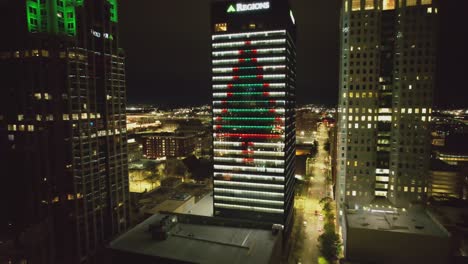 Luftaufnahme-Der-Regionalen-Weihnachtsausstellung-Bei-Nacht-In-Der-Innenstadt-Von-Birmingham,-Alabama