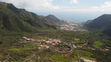 Valley-landscape-with-small-towns-and-mountain-ranges-in-Tenerife,-aerial-view