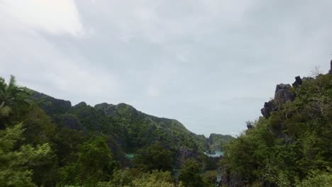 Luftaufnahme-Eines-Bewaldeten-Hügels,-Der-Die-Natürliche-Landschaft-Von-Coron,-Philippinen,-Offenbart