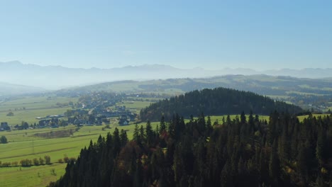 Riesige-Weiden-An-Der-Autobahn-Zakopianka-Und-Die-Majestätischen-Tatra-Berge-In-Polen,-Aus-Der-Luft