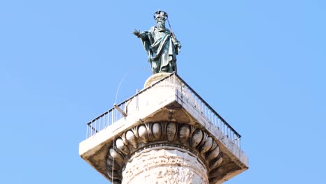 Statue-Des-Heiligen-Paulus-Auf-Der-Säule-Des-Markus-Aurel-In-Rom,-Italien
