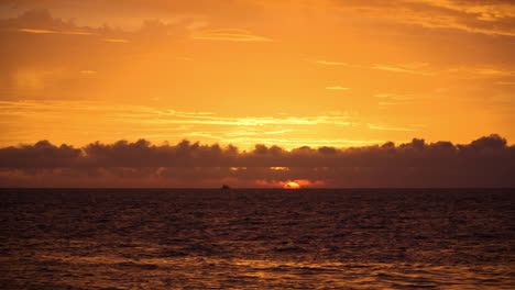Goldorangefarbener-Sonnenuntergang-über-Dem-Meer