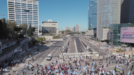 Drohnen-Fliegen-über-Scharen-Von-Israelis-Mit-Fahnen-An-Der-Protestkreuzung-Gegen-Die-Zertrampelung-Des-Obersten-Gerichtshofs