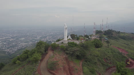 Aerial---Flying-over-statue-Cristo-Rey,-Cali,-Colombia