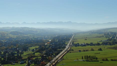 Vista-Panorámica-De-La-Autopista-Zakopianka-Y-Las-Majestuosas-Montañas-Tatra-Escondidas-En-La-Niebla-El-Día-De-Otoño