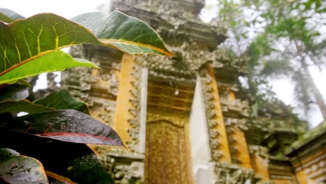 Beautiful-reveal-of-majestic-Saraswati-Temple-in-Ubud,-Indonesia