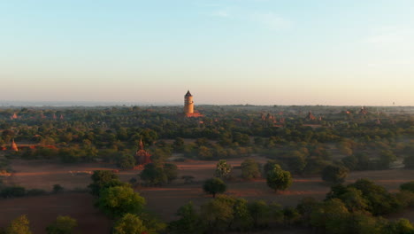 Torre-De-Observación-De-Bagan-Durante-Un-Amanecer-Matutino-En-Myanmar