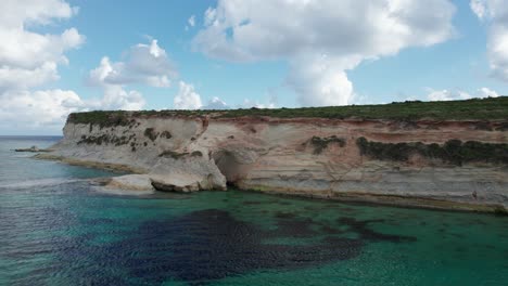 Luftaufnahme-Des-Munxar-Fensters,-Kalksteinfelsen,-Türkisfarbenes-Wasser,-Insel-Malta
