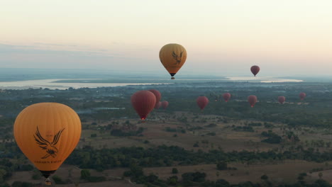 Große-Gruppe-Von-Heißluftballons-über-Den-Tempeln-Von-Bagan-In-Myanmar-Im-Morgengrauen
