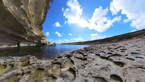 Zeitraffer-Vom-Strand-Von-Il-Kalanka-Auf-Malta-Mit-Türkisfarbenem-Wasser,-Blauem-Himmel-Und-Flauschigen-Weißen-Wolken