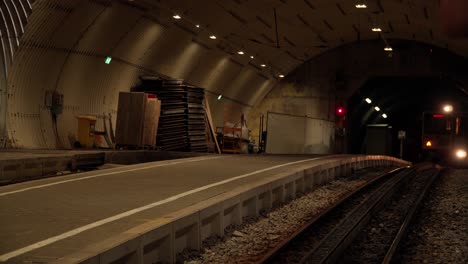 Die-Zahnradbahn-Zugspitze-Fährt-In-Den-Tunnel-Ein
