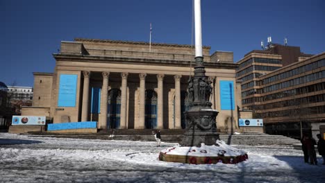 City-hall-and-war-memorial-in-sunlight-on-a-snowy-day,-Sheffield