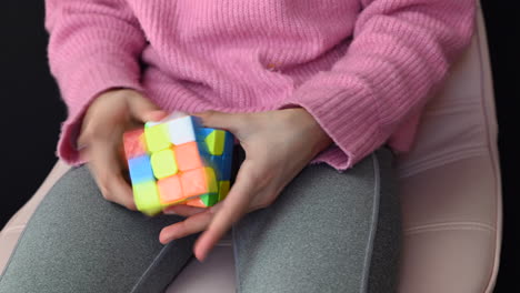 Lapso-De-Tiempo-De-Un-Niño-En-Edad-Escolar-Resolviendo-El-Cubo-De-Rubik